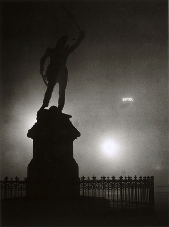Брассай.
Статуя маршала Нея в тумане, Париж. 
1932. 
© Succession Brassaï, Paris