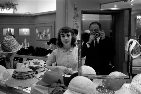 Пьер Була.
Взгляд француза на американских женщин. США. Отражение Пьера Була в зеркале в большом нью-йоркском магазине. 
май 1957. 
© Пьер Була / COSMOS