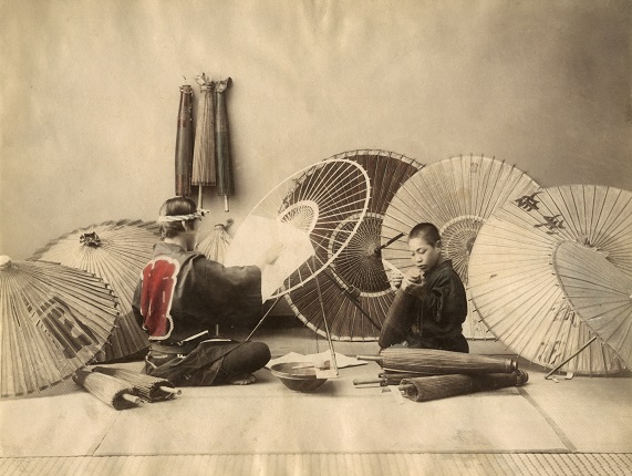 Кусакабэ Кимбэй.
Мастерская по изготовлению зонтов,
1883-1897.
Альбуминовый отпечаток, раскраска.
Из собрания МАММ