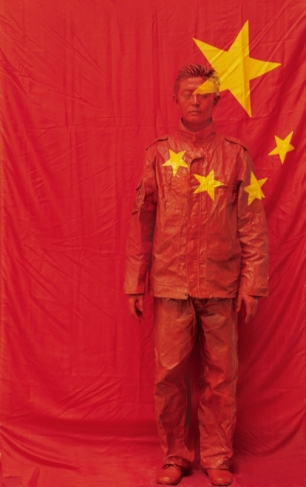 Лю Болинь.
На фоне флага партии.
Из серии «Спрятаться в городе» – 43, 2006.
Цифровая печать.
© Courtesy of Liu Bolin / Galerie Paris-Beijing