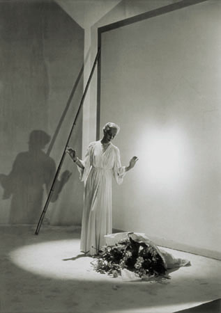 Сесил Беатон.
Без названия.
Из серии «Коллекция Мадам Аликс». 
1937. 
Собрание Национального фонда современного искусства, Париж