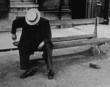 Брассай.
Спящий в канотье, Париж. 
1932. 
© Succession Brassaï, Paris