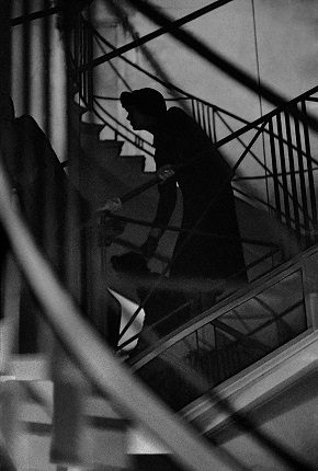 Франк Орват.
Коко Шанель, модельер подглядывает за показом своей коллекции.
Париж, Франция, 1958.
© Frank Horvat
