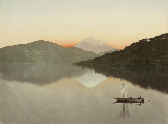 Неизвестный автор.
Вид на гору Фудзи c озера Аси в районе Хаконэ,
1880-1890-е.
Альбуминовый отпечаток, раскраска. 
Из собрания МАММ