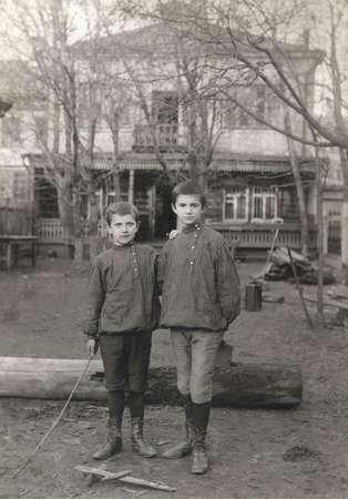 Неизвестный автор.
Портрет двух мальчиков в косоворотках, стоящих во дворе дома. 
1900-1910. 
Собрание Московского Дома фотографии