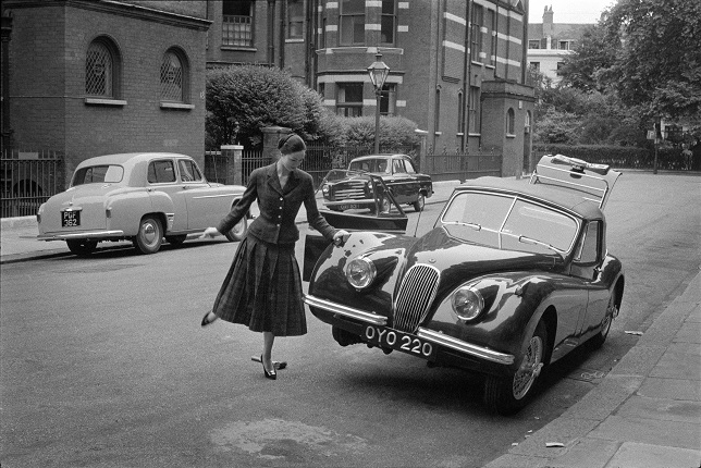 Франк Орват.
Мате и Ягуар.
Южный Кенсингтон, Лондон, Великобритания, 1955.
© Frank Horvat