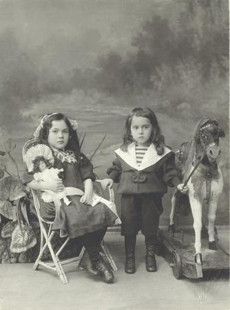 Двойной детский портрет. 
Ателье В.Ясвоина, Санкт-Петербург. 1900-е