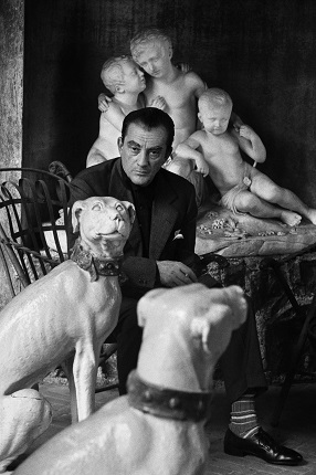 Аньес Варда. 
Лукино Висконти, 1962.
Еженедельник «Realites» в 1962 году послал меня в Рим делать портреты Лукино Висконти. Он принял меня, так как высоко ценил мой фильм «Клео от 5 до 7». Его настоящие и бутафорские собаки произвели на меня не меньшее впечатление, чем он сам, такой серьезный и сдержанный.
Предоставлено автором © Аньес Варда