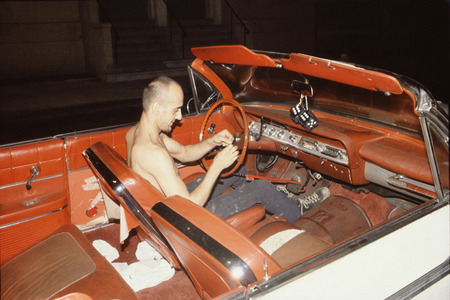 Нан Голдин.
Брюс в своей машине, Нью-Йорк. 
1981. 
© Nan Goldin, courtesy Galerie Yvon Lambert